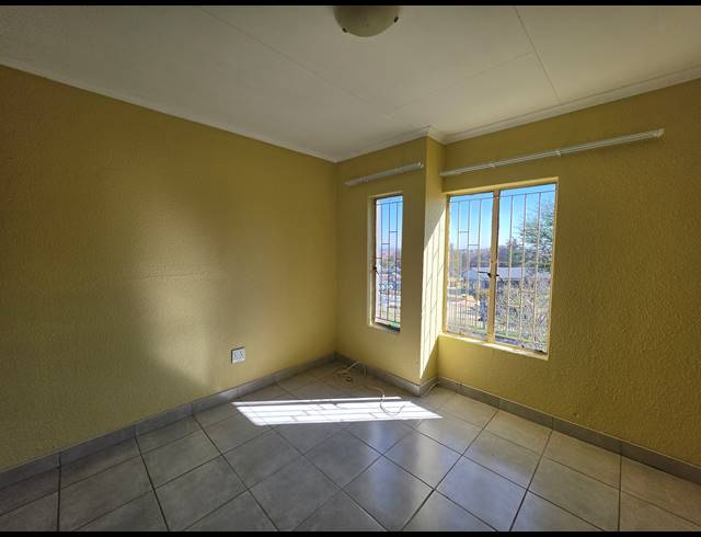 3 BEDROOM TOWNHOUSE FOR SALE IN KOSMOSDAL